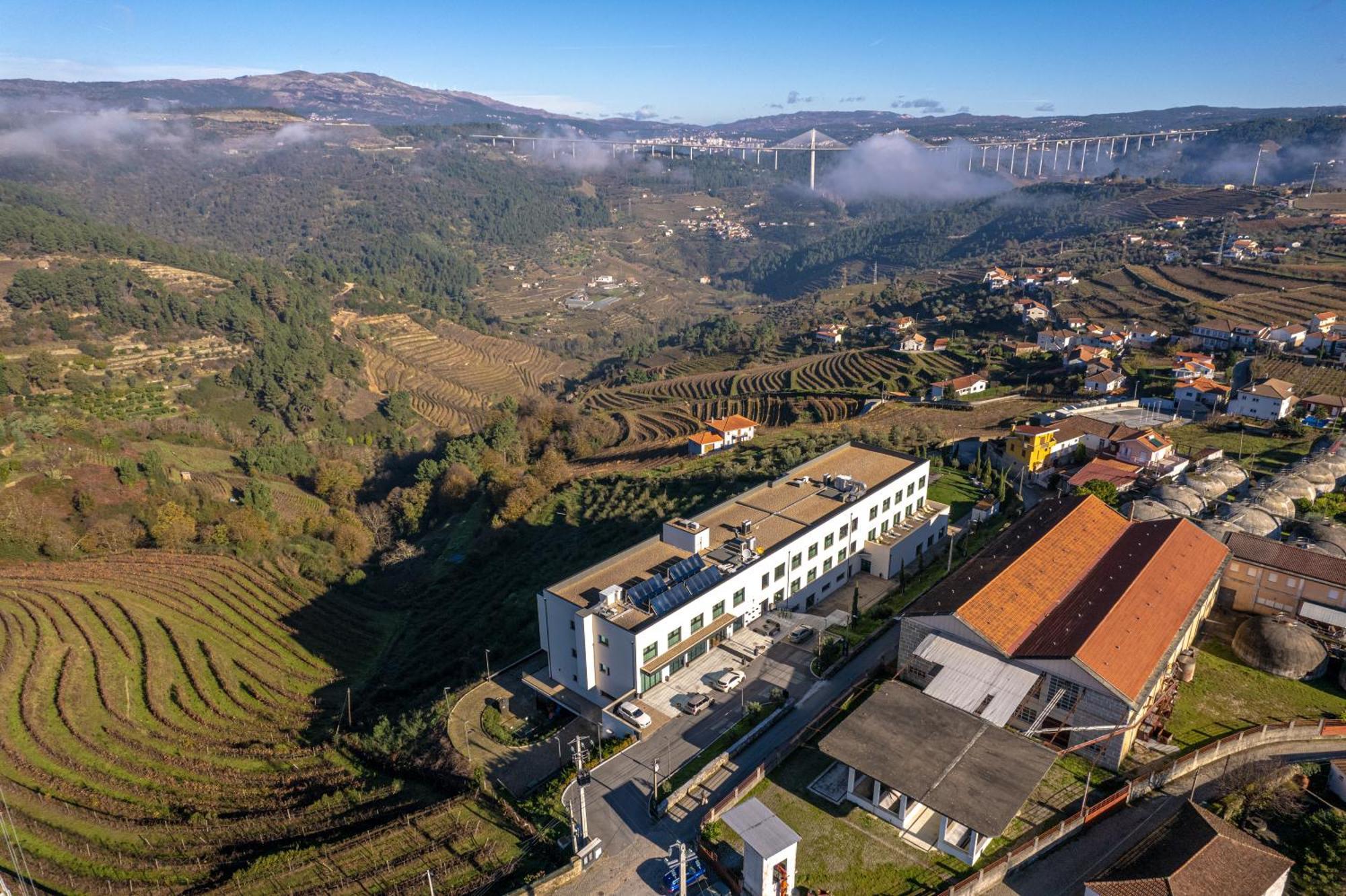 Mw Douro Wine & Spa Са́нта-Ма́рта-де-Пенагіа́н Екстер'єр фото Aerial view of the campus of the University of Trás-os-Montes and Alto Minho