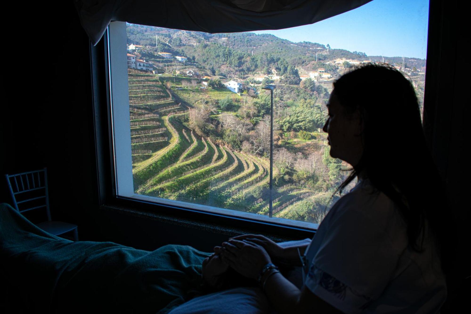Mw Douro Wine & Spa Са́нта-Ма́рта-де-Пенагіа́н Екстер'єр фото A woman looking out of a window