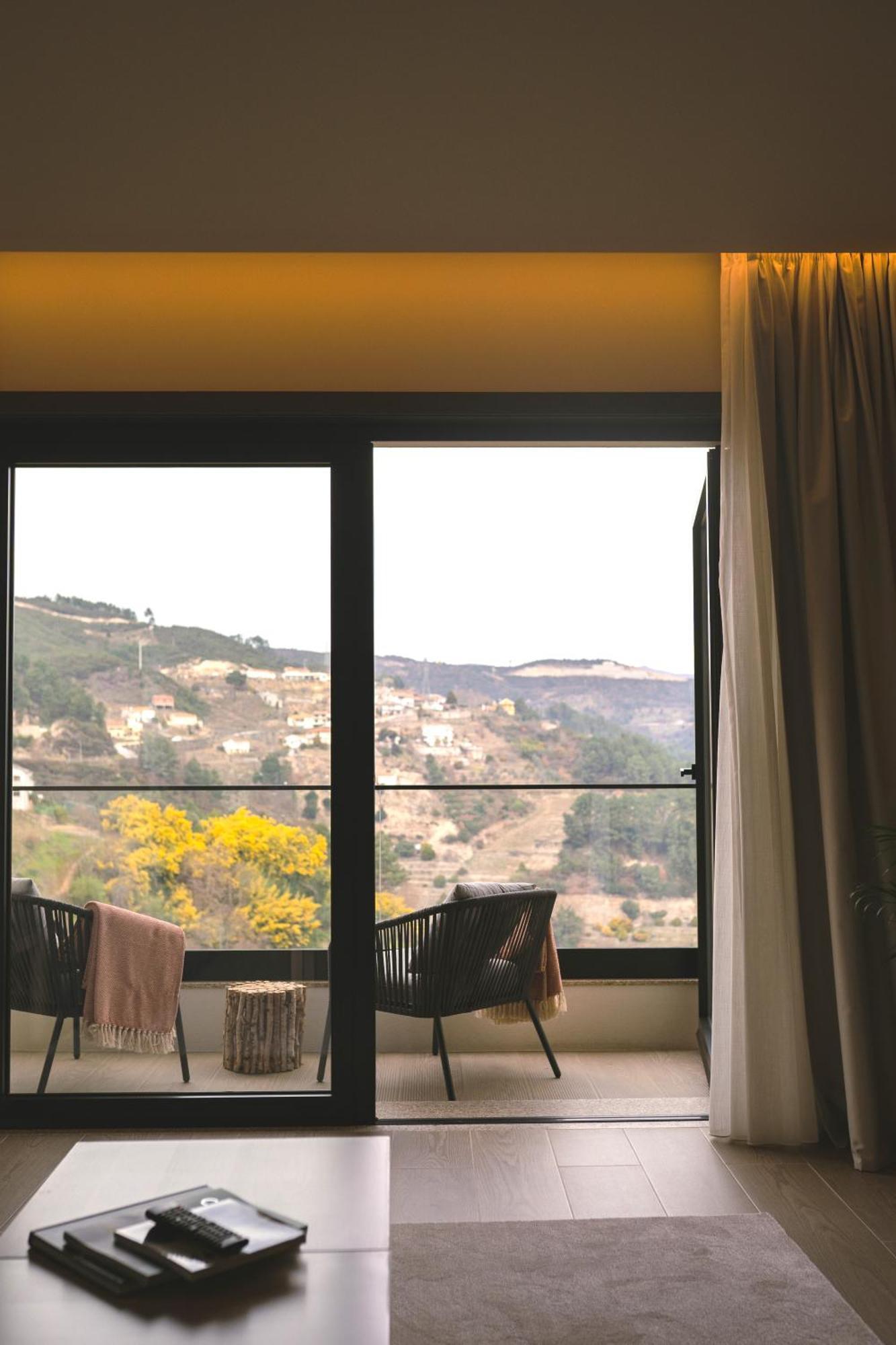 Mw Douro Wine & Spa Са́нта-Ма́рта-де-Пенагіа́н Екстер'єр фото View of the village from the hotel