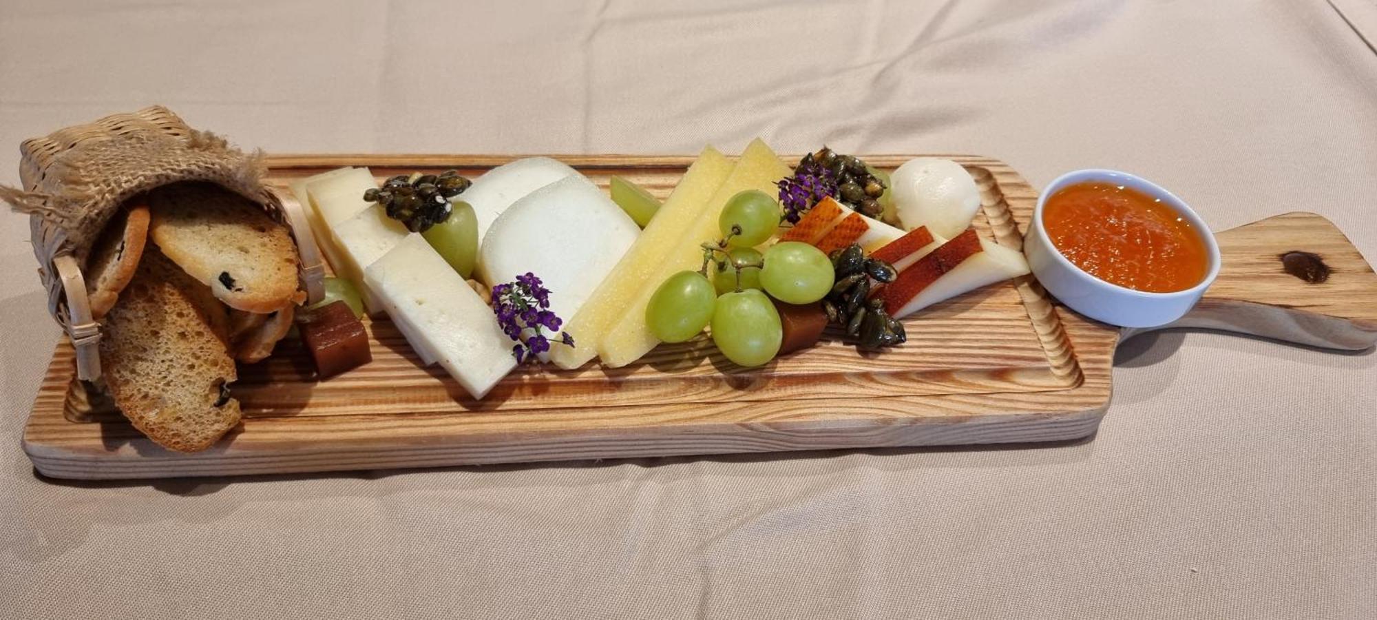 Mw Douro Wine & Spa Са́нта-Ма́рта-де-Пенагіа́н Екстер'єр фото Cheese platter